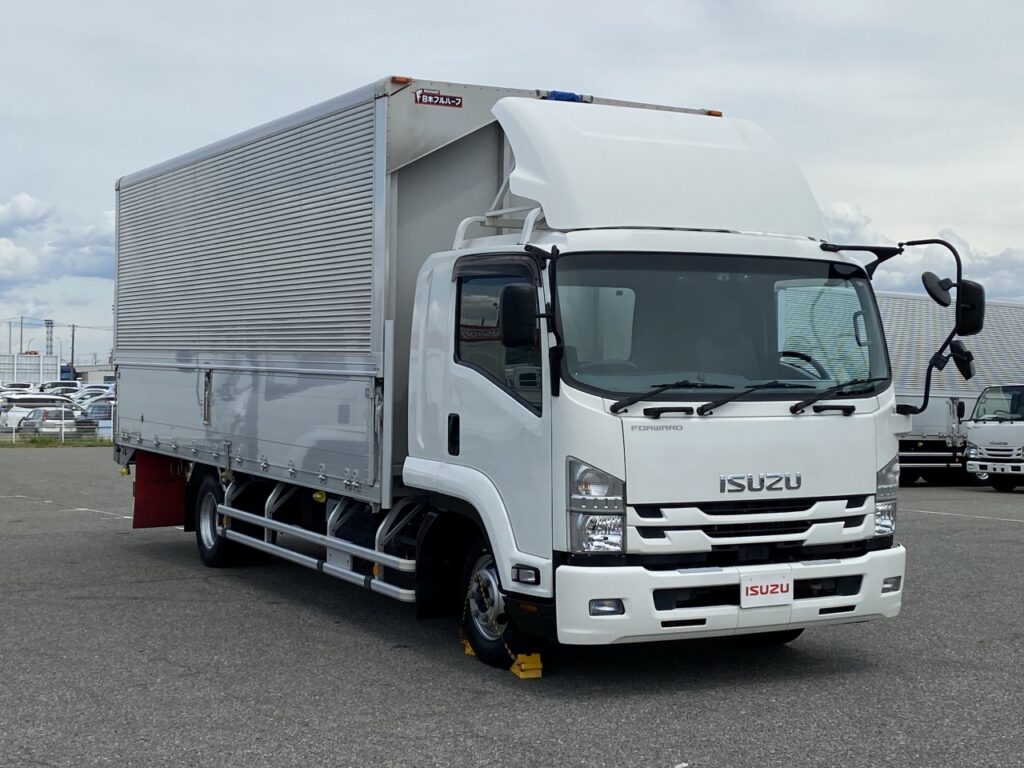 激レア　英語版　　isuzu track 輸出　カタログ ISUZU GIGA 4x2 TRACTOR 1/50 - KENKRAFT